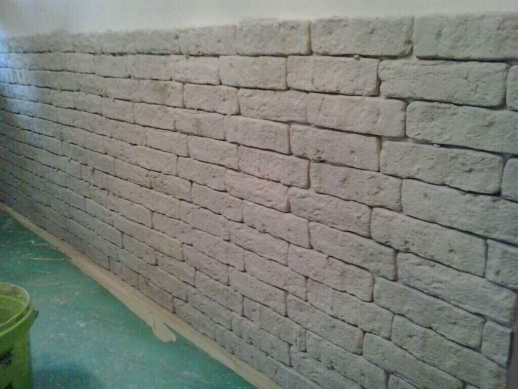 Postavljanje dekorativnog kamena na zidu