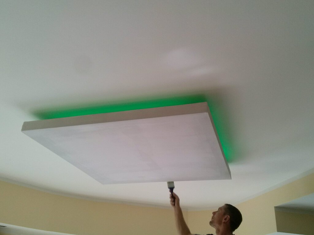 Radnik postavlja gipsane ploče i osvetljenje